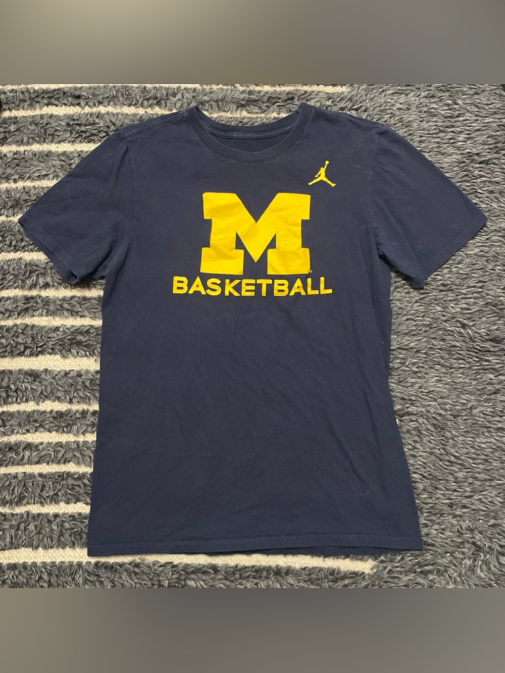 Nike Jordan Michigan Wolverines Basketball Men's Small Logo T-Shirt Navy Blue